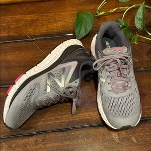 Ladies Size 10 New Balance Women's Athletic Shoes in Gray and Lilac (ABBA)